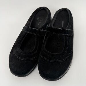 L.L. Bean Comfort Mocs Mary Jane Shoes in Black
Suede